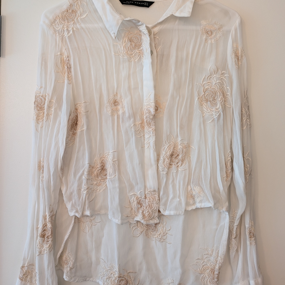 Zara Cream And White Button Down Blouse with Embroidered Flowers
